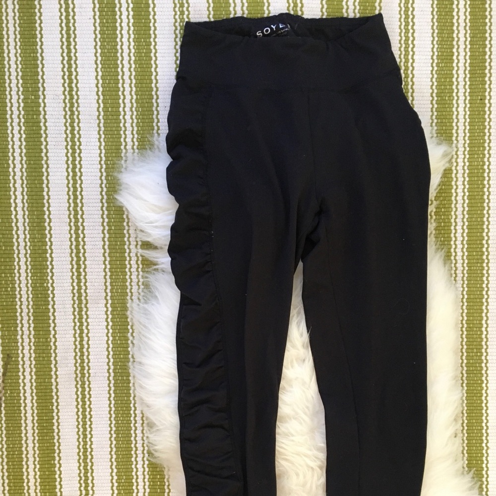 Ruffled leggings
